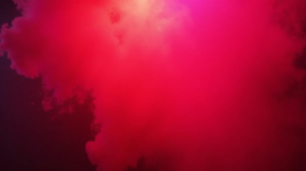 Ajoutez une touche de magie avec un fumigène rouge